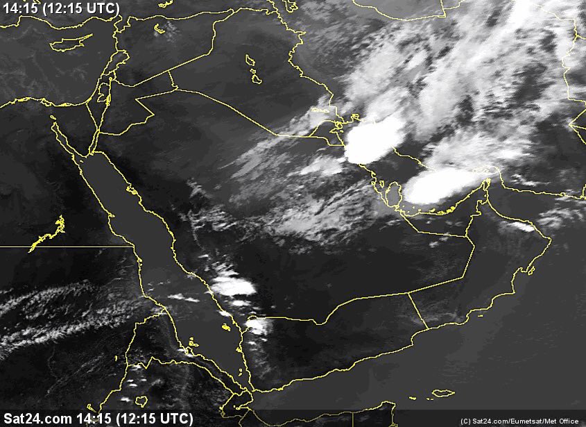 سحب الكسير تُزيّن سماء الخليج العربي