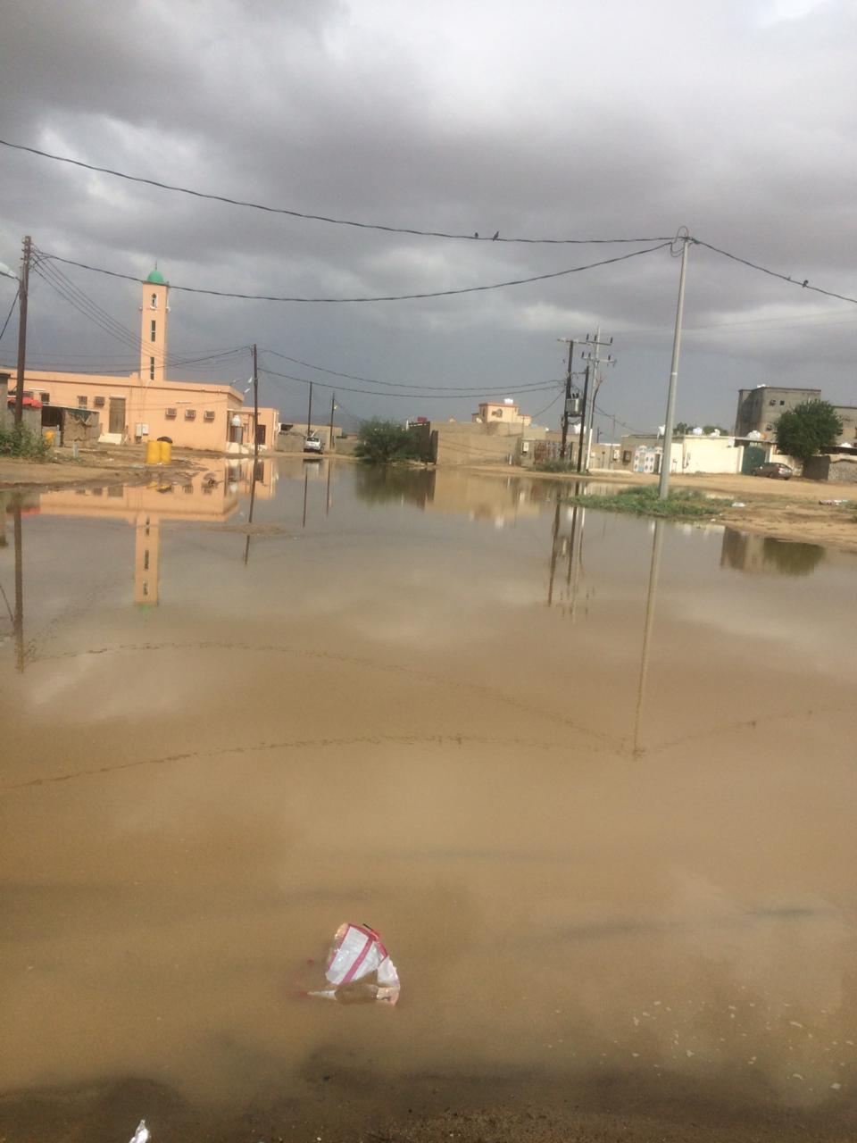 صور.. الأمطار تحاصر قرية الحوراني والأهالي: نطالب بالسفلتة من 10 سنوات