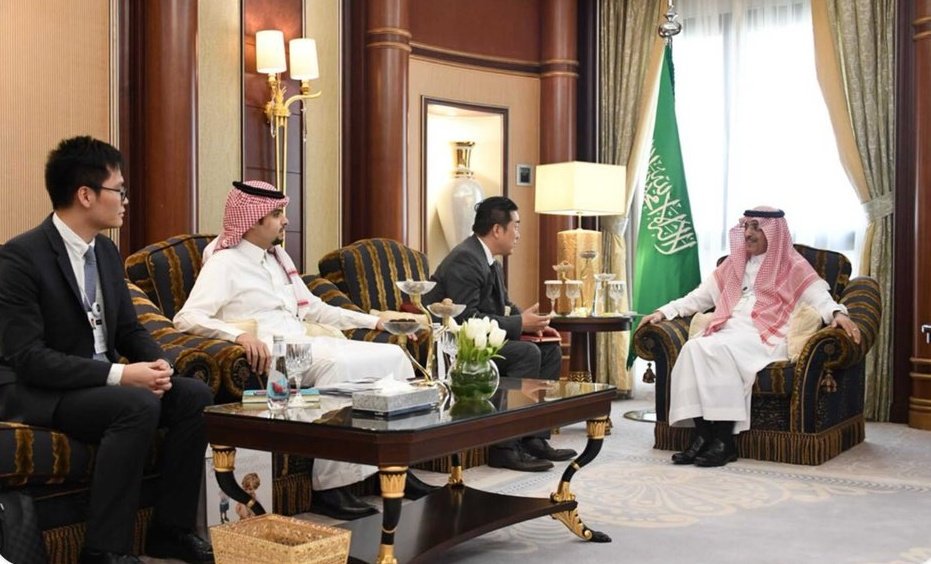 الجدعان يبحث التعاون والاستثمار مع رئيسي هواوي السعودية وريبلوود ادفايزورز