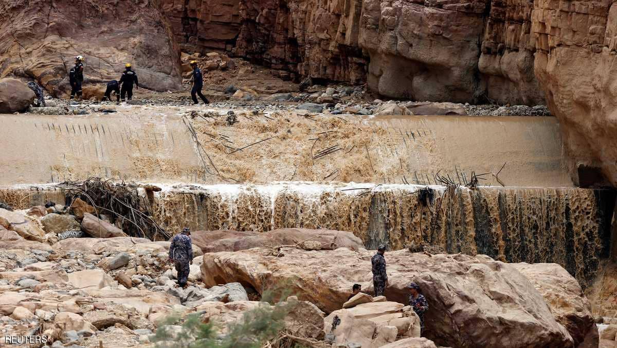 شاهد.. وثيقة تفضح مخالفات المدرسة المسؤولة عن رحلة الموت في البحر الميت