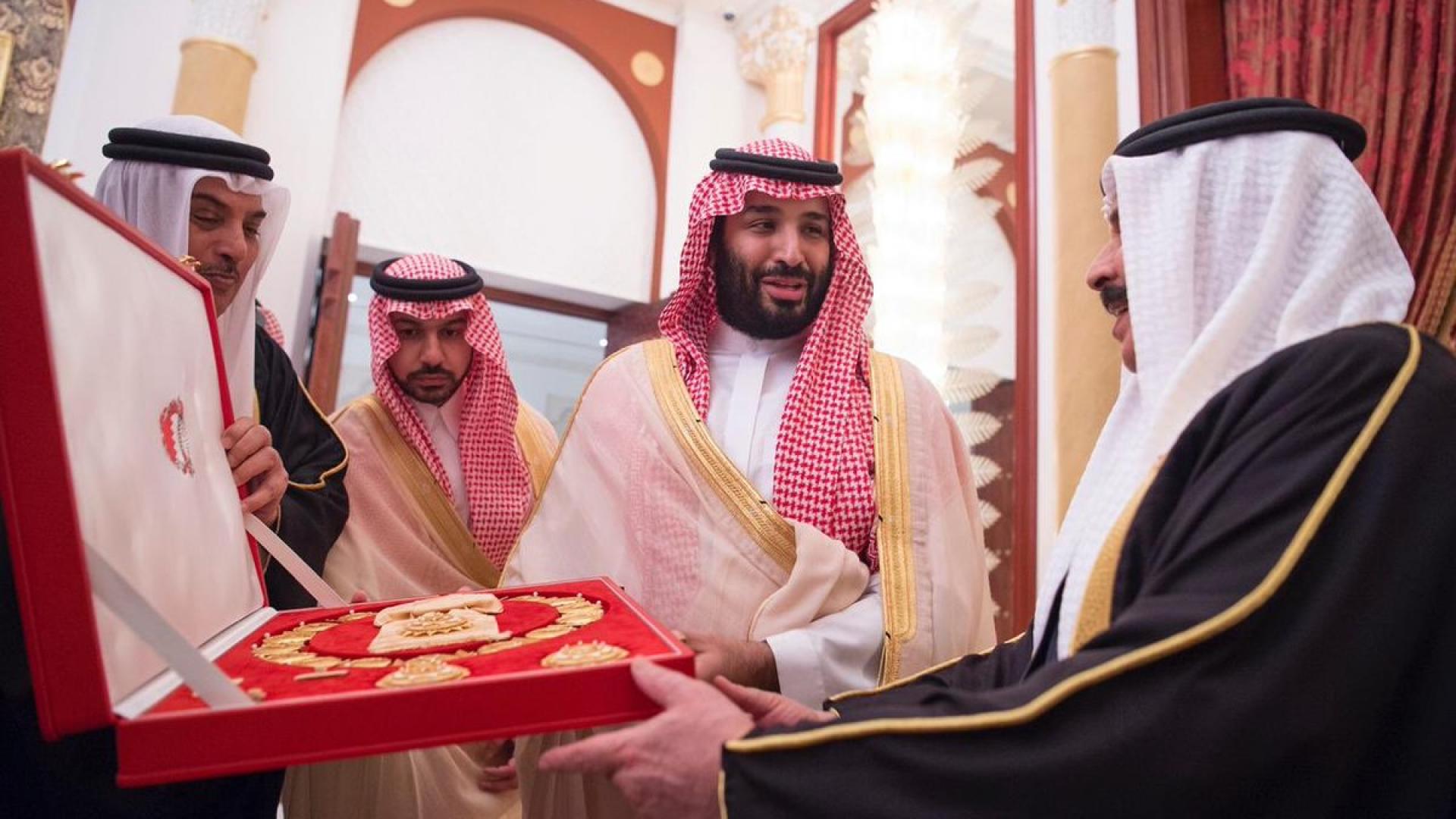 ماذا تعرف عن أعلى وسام في البحرين الذي حصل عليه ولي العهد؟