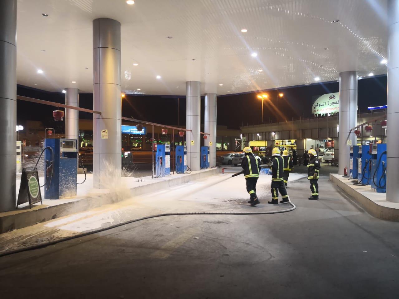 صور.. سيارة تتسبب في حريق داخل محطة بنزين بالمدينة