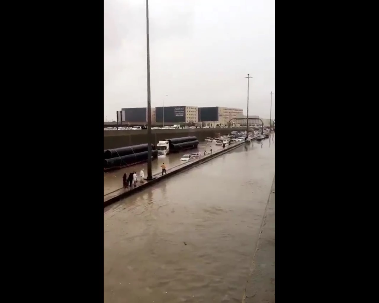 تضرر 71 مركبة و34 التماسًا كهربائيًّا وإنقاذ 93 شخصًا بسبب أمطار الرياض