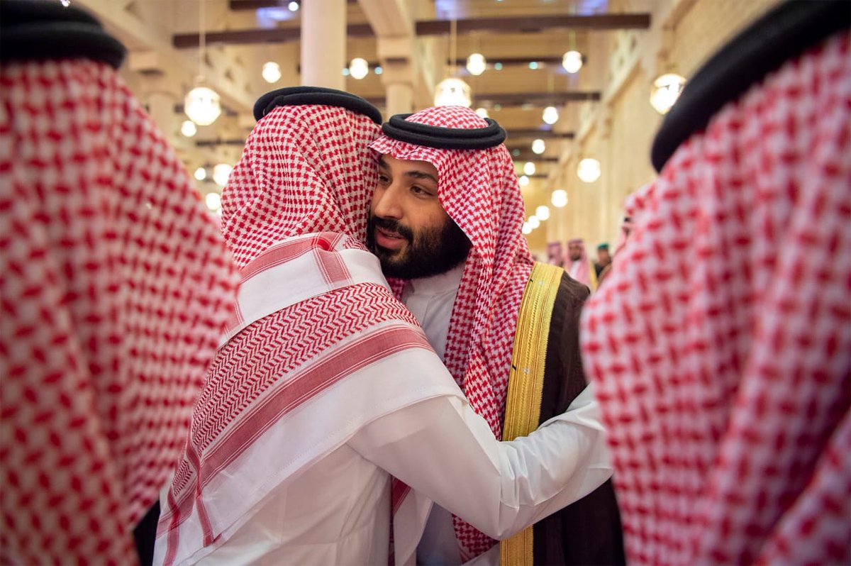 محمد بن سلمان يؤدي صلاة الميت على الأميرة الجوهرة بنت فيصل بن سعد