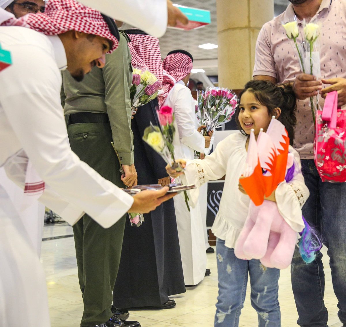 صور.. مطارات المملكة توزع الورود في ذكرى #اليوم_الوطني_البحريني