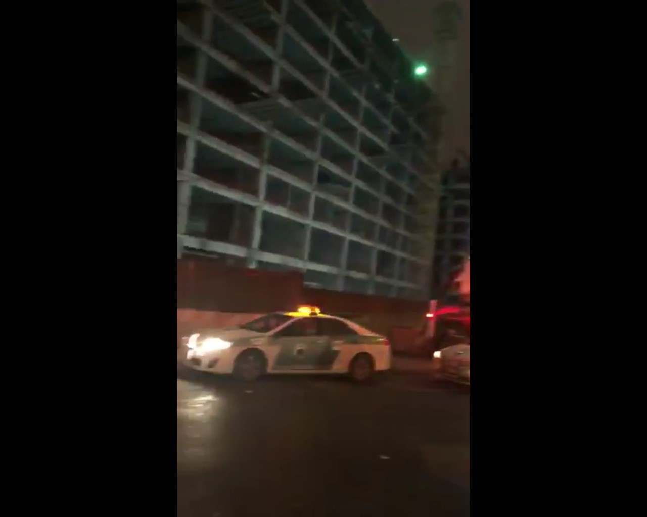 فيديو.. قطعة حديد تسقط على مركبة وتدمرها بطريق الملك فهد في الرياض