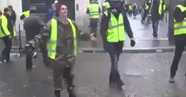فيديو.. فرنسية للشرطة: تعالوا واقتلوني.. لا تخربوا باريس مثلما خرب العرب أوطانهم