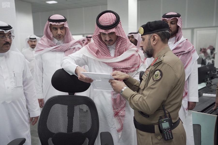 نائب أمير مكة يتفقد غرفة عمليات أمن المسجد الحرام وساحاته