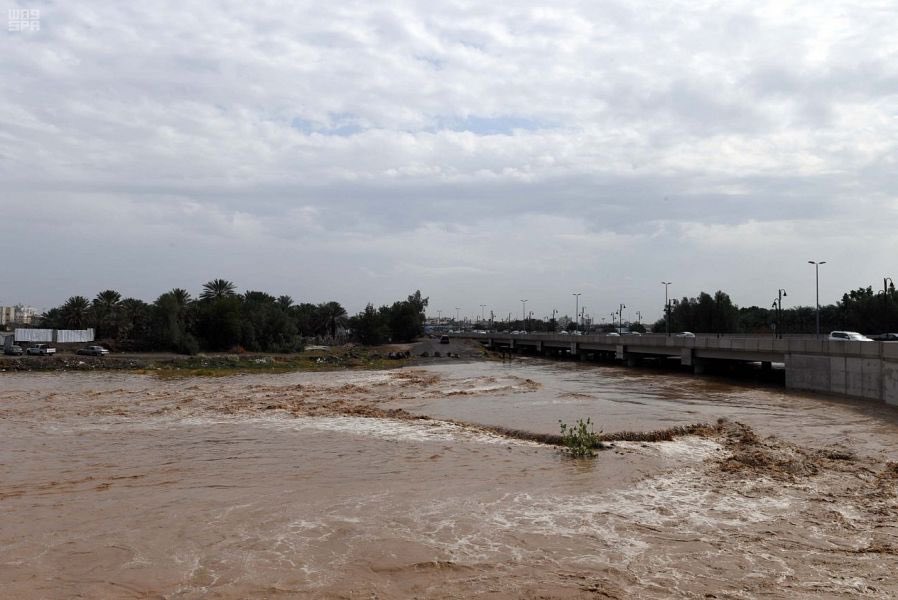 شاهد بالصور.. جريان السيول بوادي العقيق في المدينة المنورة