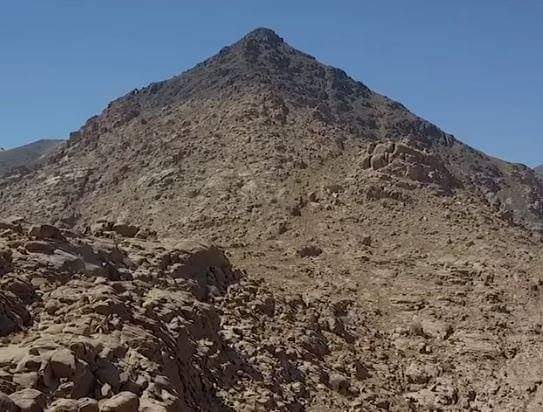 تحتضنه نيوم .. نظرية جديدة تدعم فرضية جبل سيناء في المملكة
