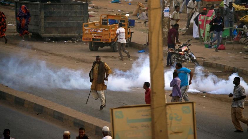 اشتباكات بين المتظاهرين والشرطة ومقتل شخصين في مظاهرات السودان