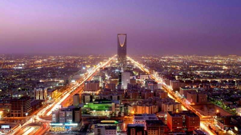 الإطاحة بثلاثة متهمين بجرائم التزوير والتزييف في الرياض