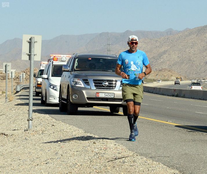 شاهد بالصور.. الرحالة الإماراتي خالد السويدي يصل إلى مكة 