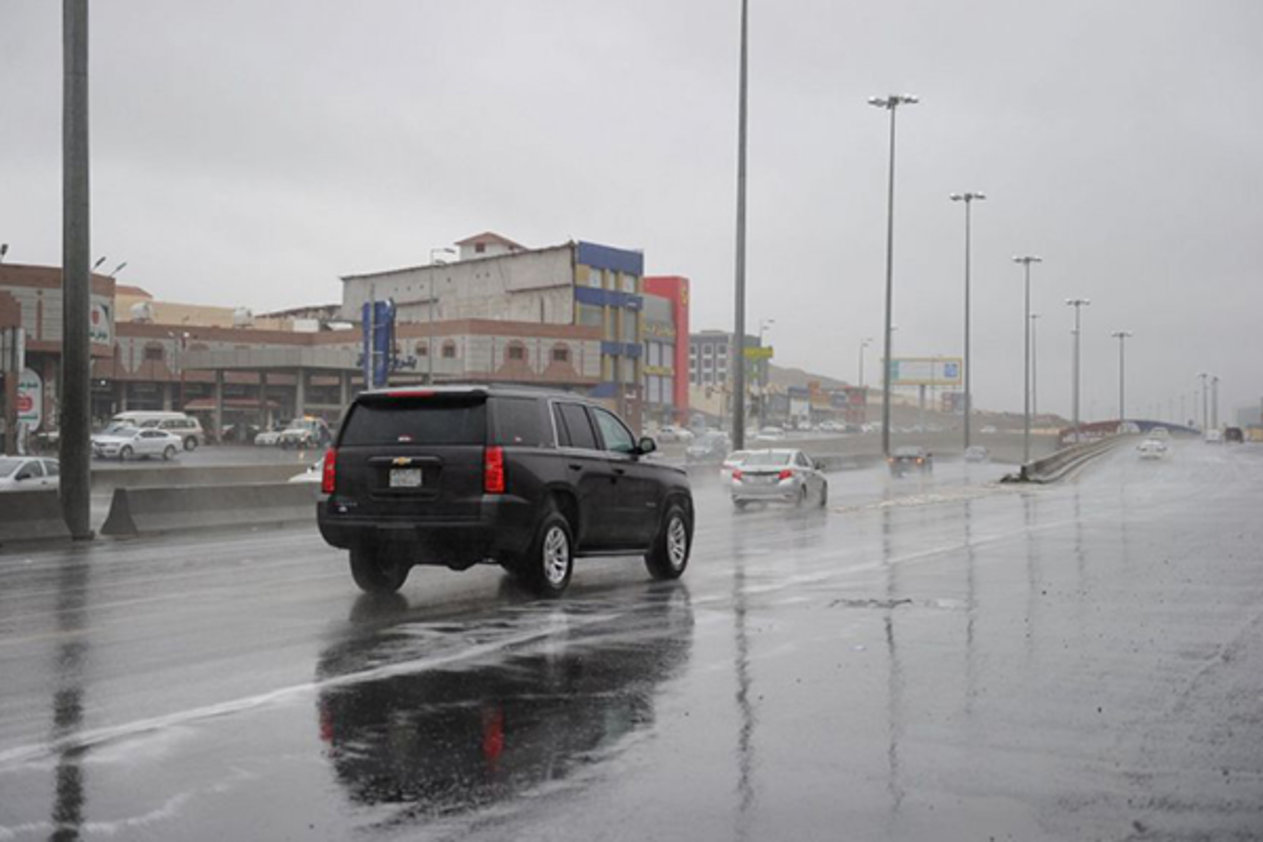 أمطار غزيرة وسيول ورياح نشطة وبرد على 6 مناطق