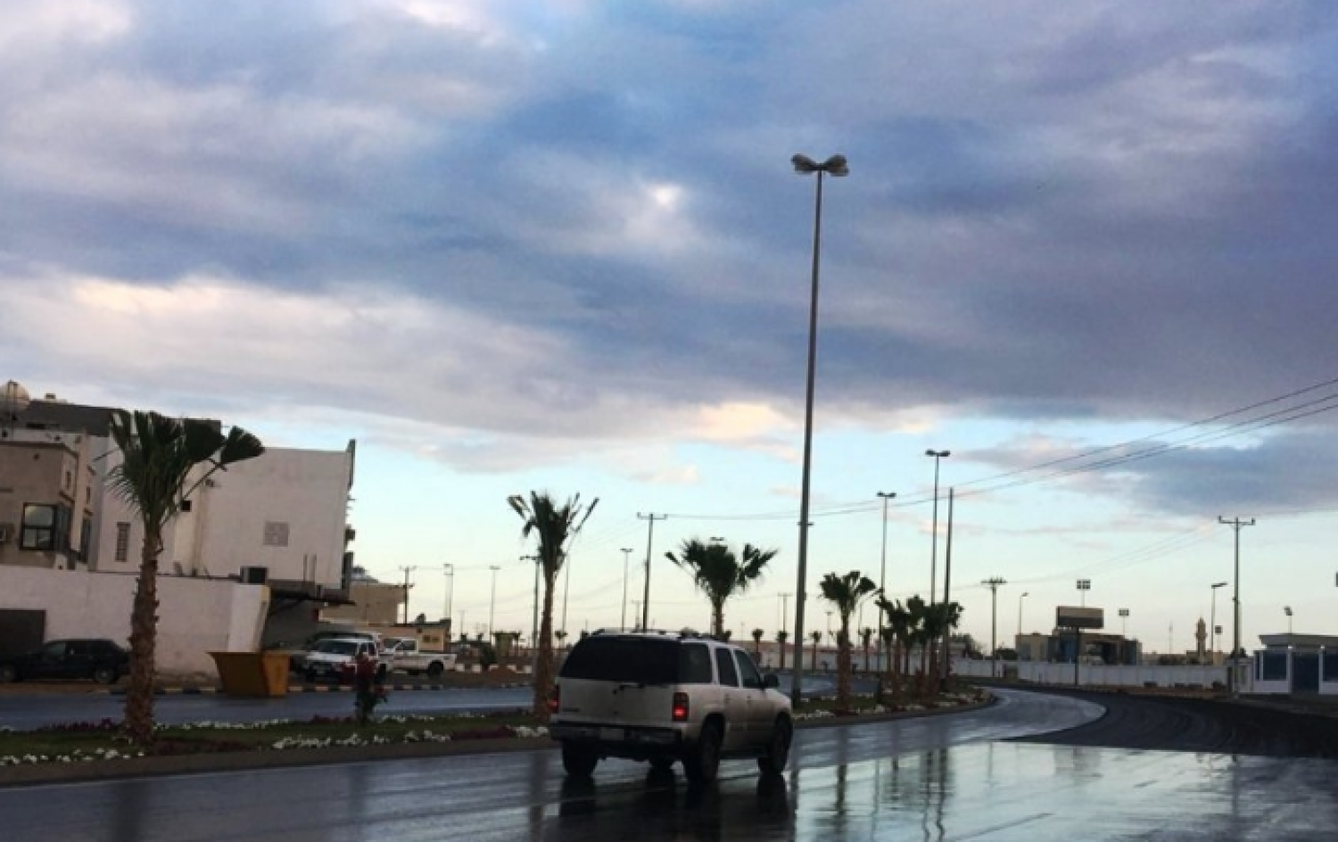 أمطار رعدية ورياح نشطة على الباحة حتى الـ 9 مساء