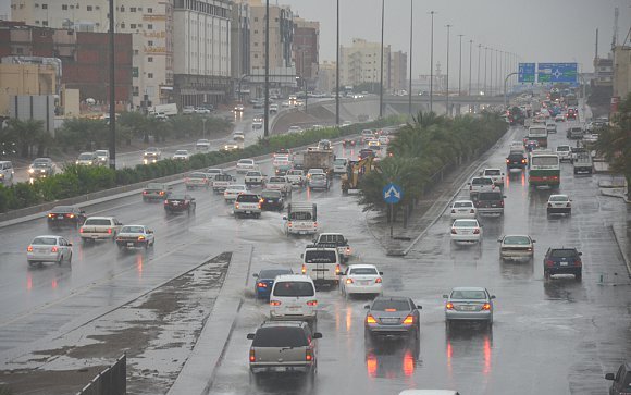 لحظة هطول الأمطار الغزيرة مع الصواعق الرعدية بالمدينة المنورة