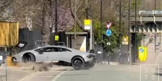 فيديو.. رجل يستعرض سيارته الفخمة ويفقدها في لحظات
