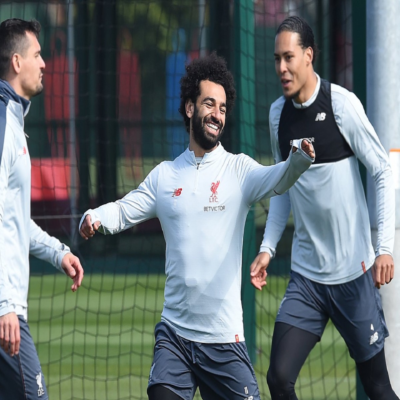 العنصرية تطول محمد صلاح .. ليفربول وتشيلسي يستنكران