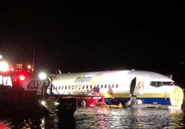 طائرة بوينغ 737 تهبط اضطرارياً في نهر بفلوريدا