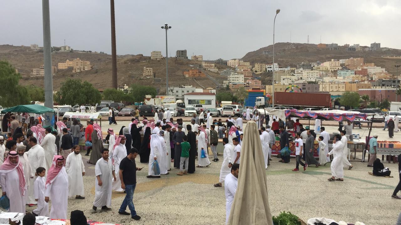 فيديو وصور .. كثافة الزوار بالسوق الرمضاني بأبها في يومه الأول