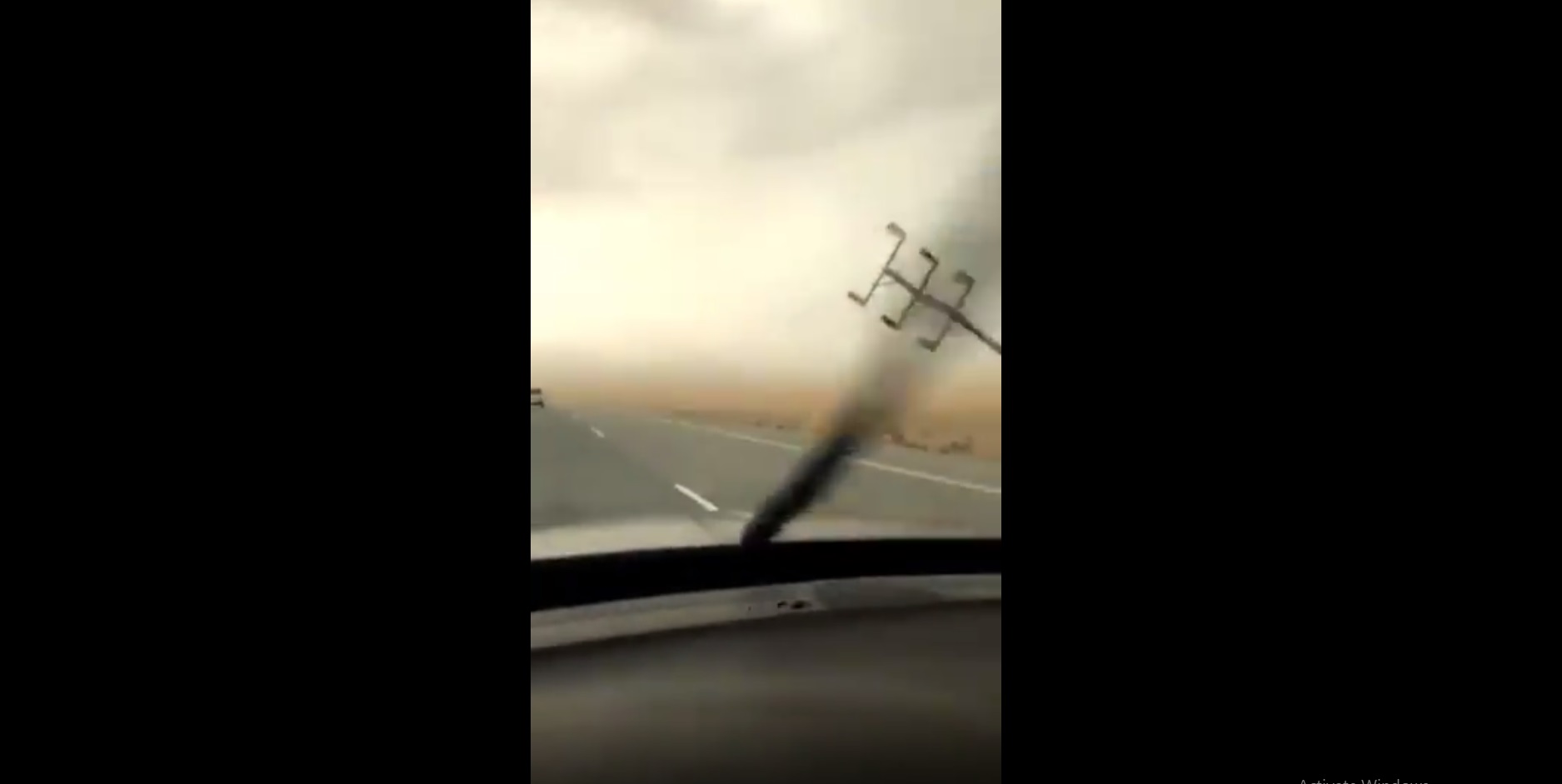 فيديو.. عاصفة مطرية تُسقط أعمدة الكهرباء على طريق الساحل