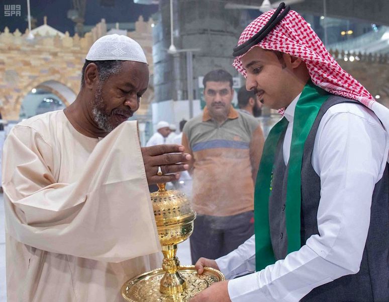 60 كجم من العود الأصلي يوميًا لتطييب المسجد الحرام