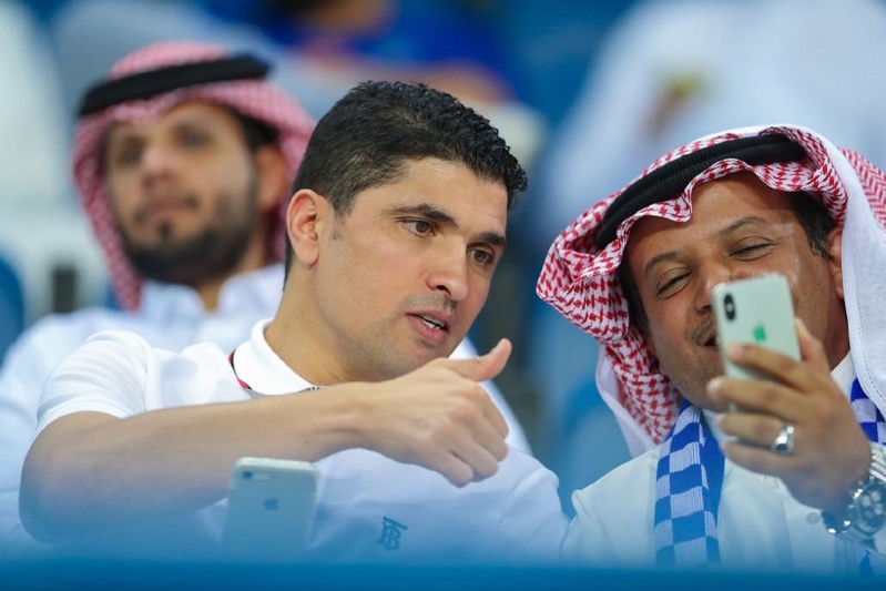 صور.. طارق التايب يدعم الهلال ضد السد | صحيفة المواطن ...