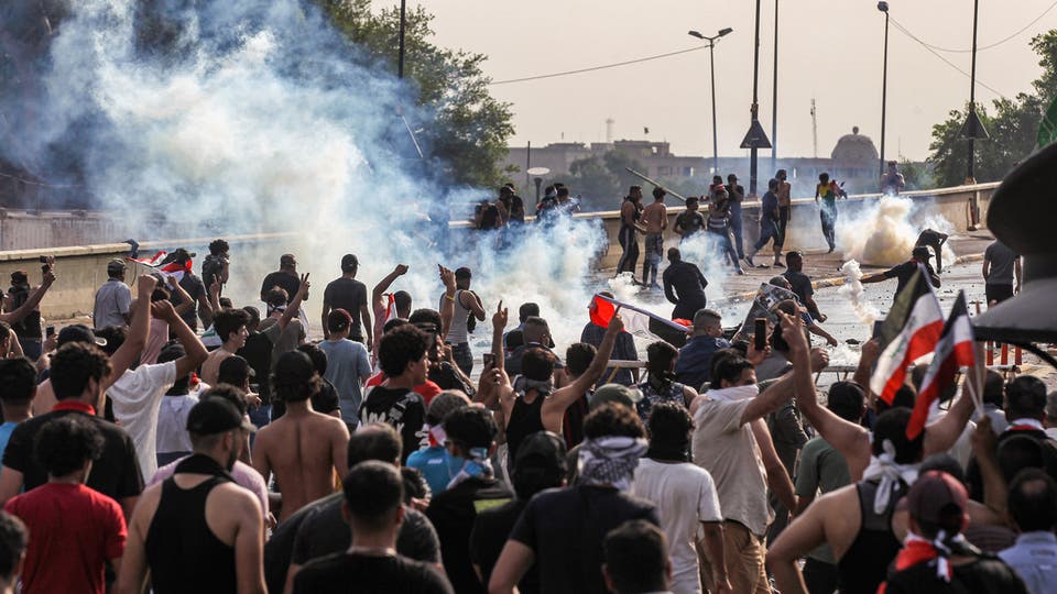 قنابل الغاز والرصاص تستهدف المحتجين ببغداد