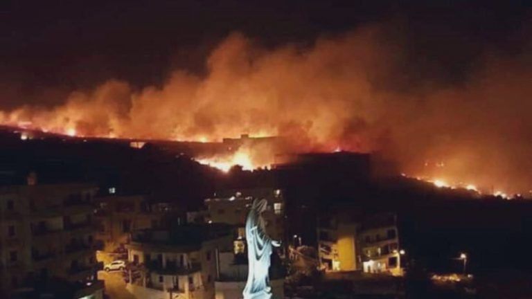 فيديو.. المساجد تدعو المسلمين والمسيحيين إلى الاحتماء بها بعد حرائق لبنان