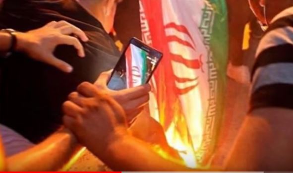 شاهد حرق العلم الإيراني وهتاف “طهران برة برة كربلاء تبقى حرة” في مظاهرات العراق