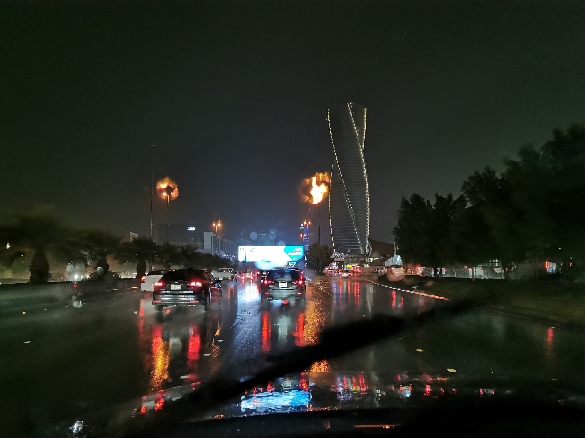 أمطار الخير تعم الرياض مع أجواء خيالية