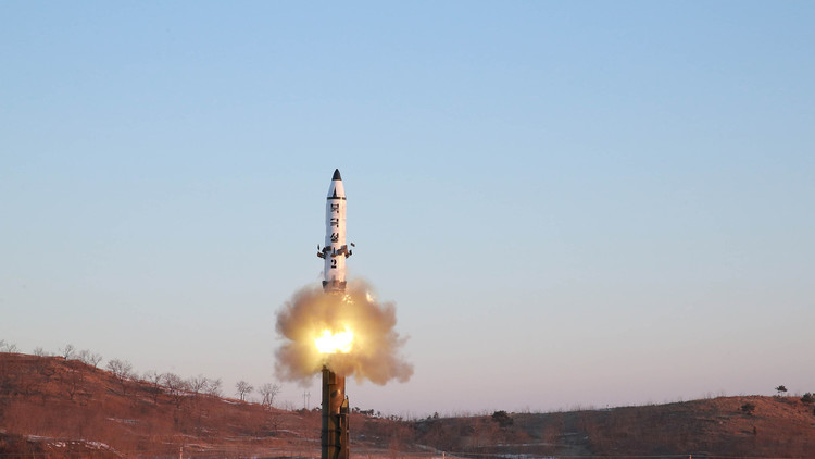 صاروخ كوري شمالي يسقط قبالة جزيرة يابانية بالخطأ
