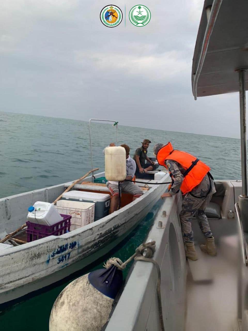 إنقاذ ثلاثة مواطنين تعطل قاربهم بعرض البحر بجازان