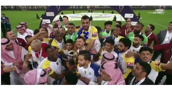 بالفيديو .. لحظة تتويج نجوم النصر بـ كأس السوبر السعودي
