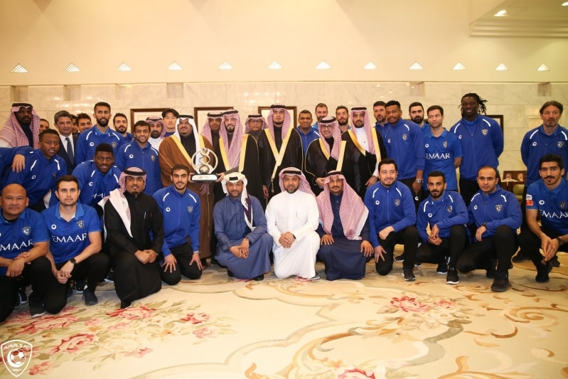 أمير الرياض مع إدارة ونجوم الهلال