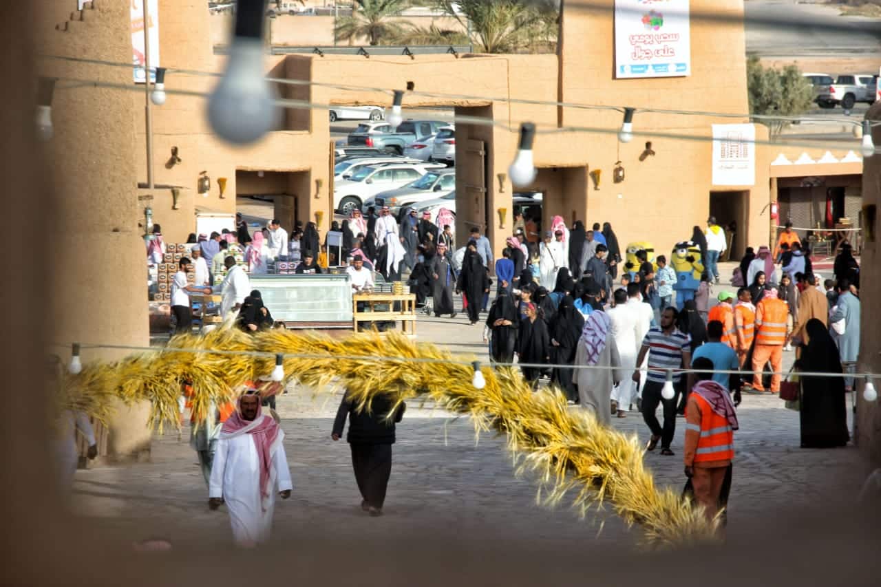 شاهد بالصور.. مهرجان المعيّة يجذب زوار القرية التراثية في الخبراء