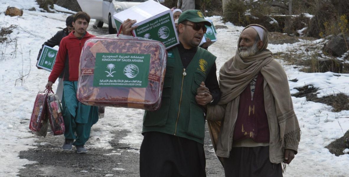 مركز الملك سلمان للإغاثة يوزع ألف حقيبة شتوية في باكستان