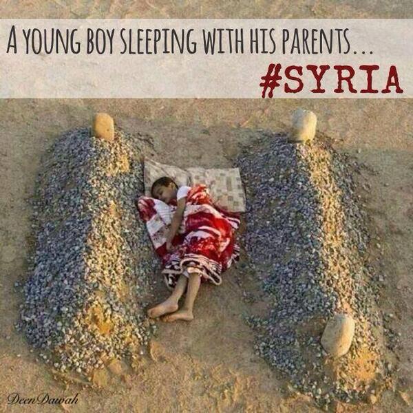 طفل سوري نائم بين قبري والديه؟ مصور سعودي يكشف الحقيقة