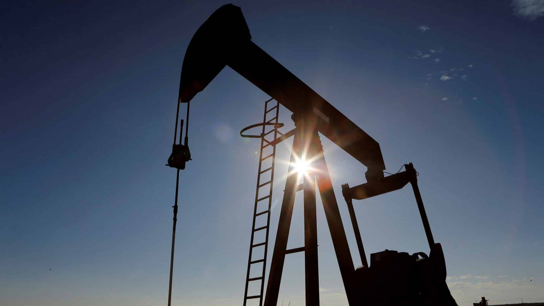 أسعار النفط تتراجع 3% اليوم الاثنين