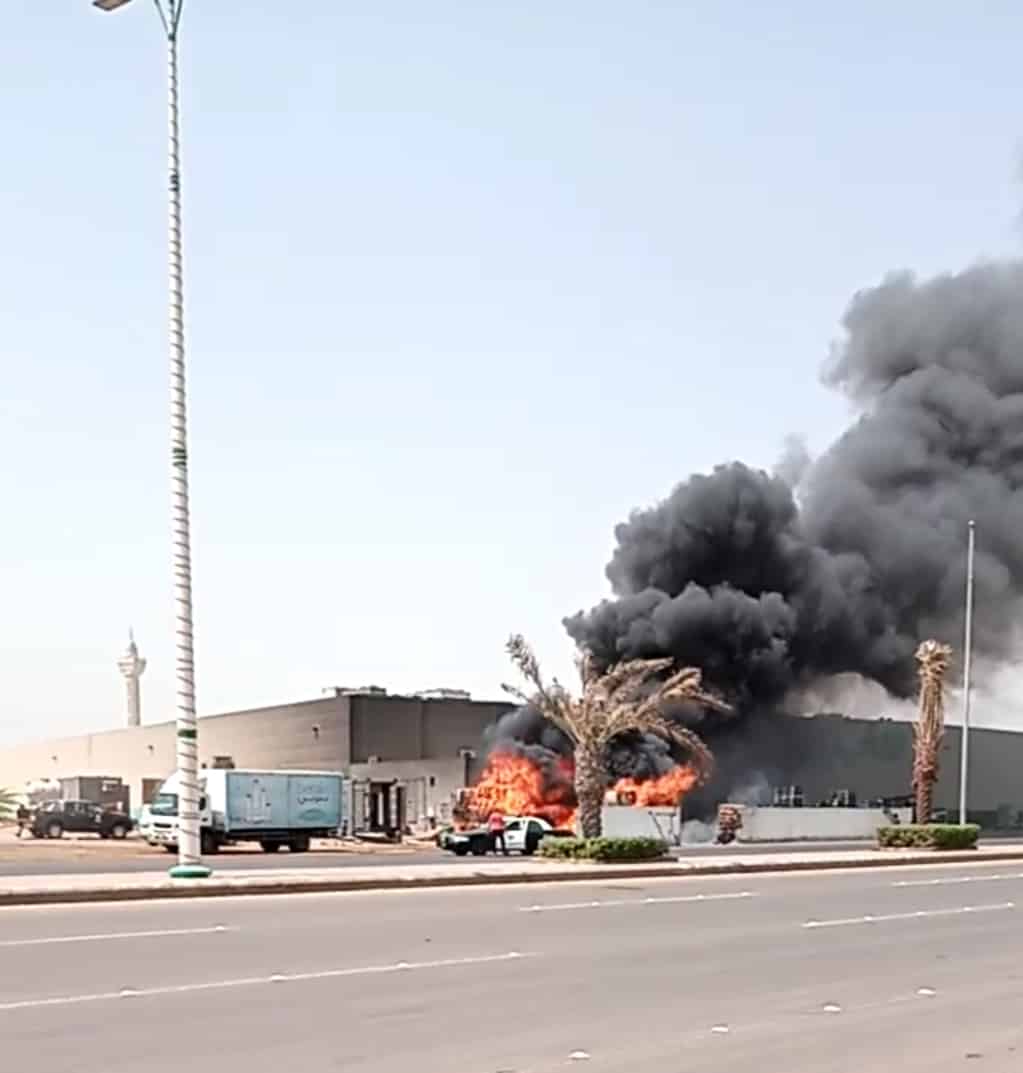 صور.. إهمال العمالة وراء حريق بجوار مركز تسوق في جازان