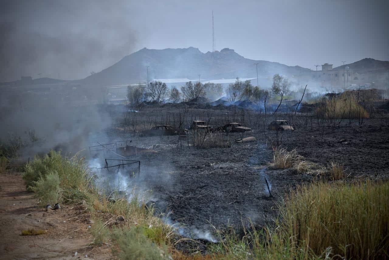 مدني الليث يخمد حريقًا في أعشاب وحشائش بمنطقة جبلية