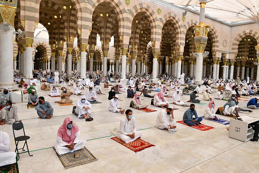 شؤون المسجد النبوي: يجب إحضار السجادة الخاصة أثناء أداء الصلاة