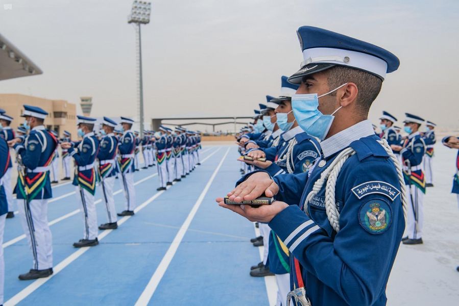 نيابة عن ولي العهد.. رئيس الأركان يزف الدفعة 98 من كلية الملك فيصل الجوية