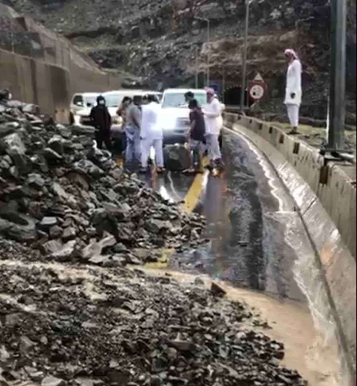 صور.. انهيارات جبلية تغلق عقبة شعار بسبب الأمطار الغزيرة