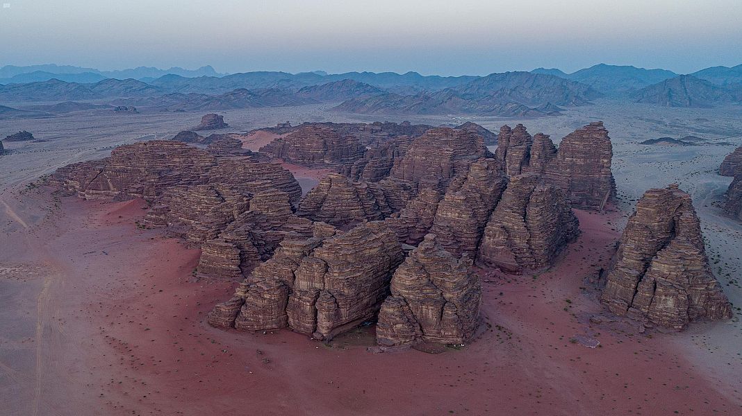 جبال من الأحجار الرملية في صحراء حسمى فماذا تعرف عنها؟