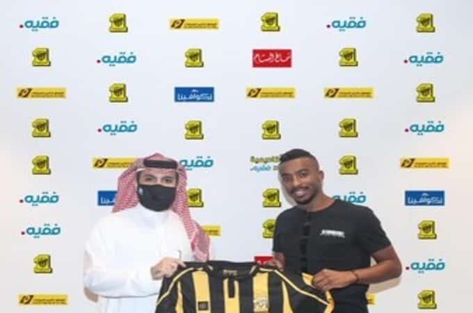 عبدالرحمن اليامي لاعب الاتحاد الجديد مع رئيس النادي