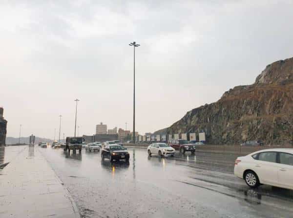 لقطات لهطول الأمطار الغزيرة على العاصمة المقدسة