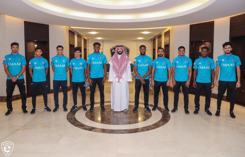 رئيس الهلال مع اللاعبين الشباب