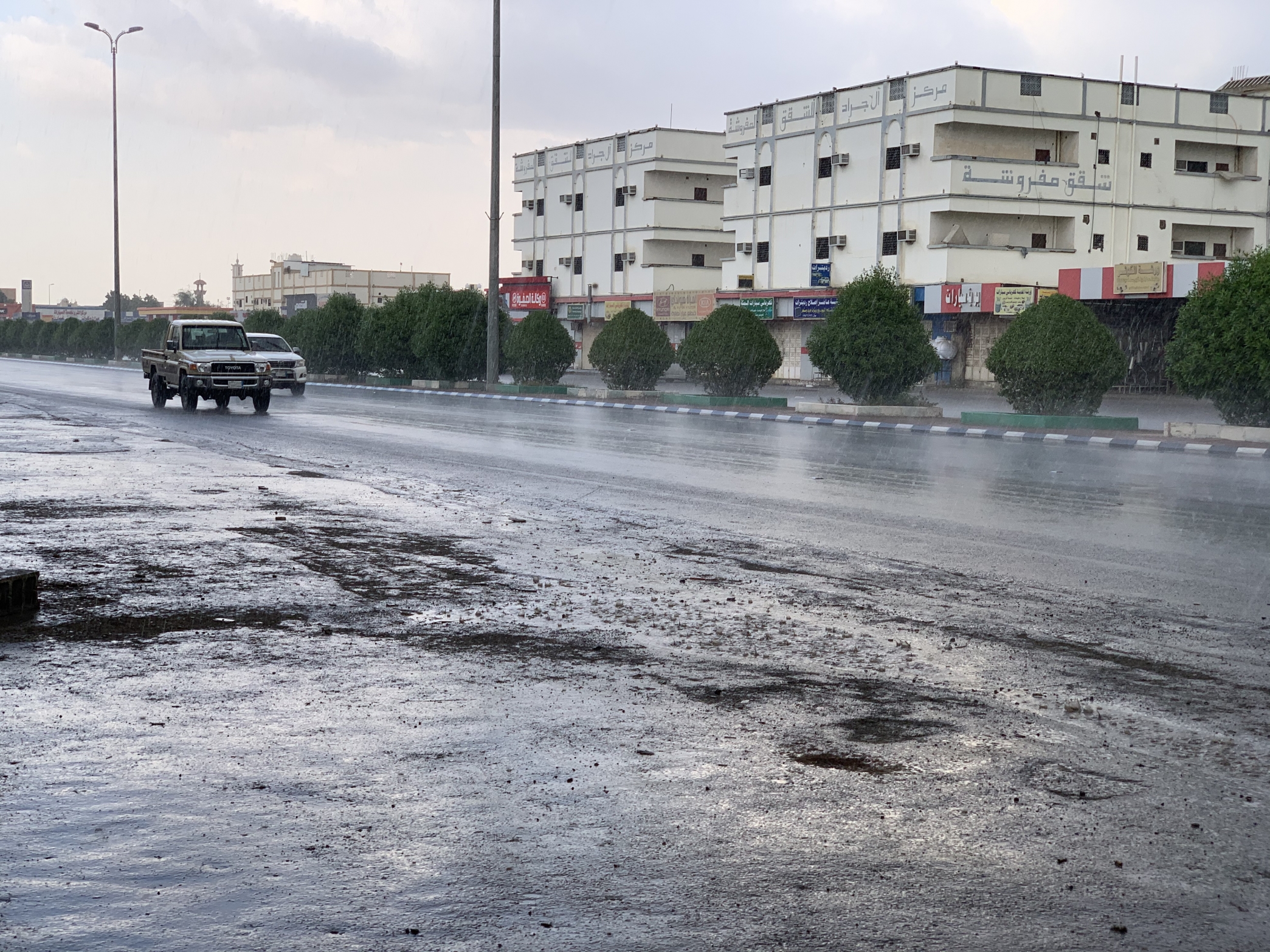 فيديو وصور.. أمطار غزيرة على محايل والمدني يحذر