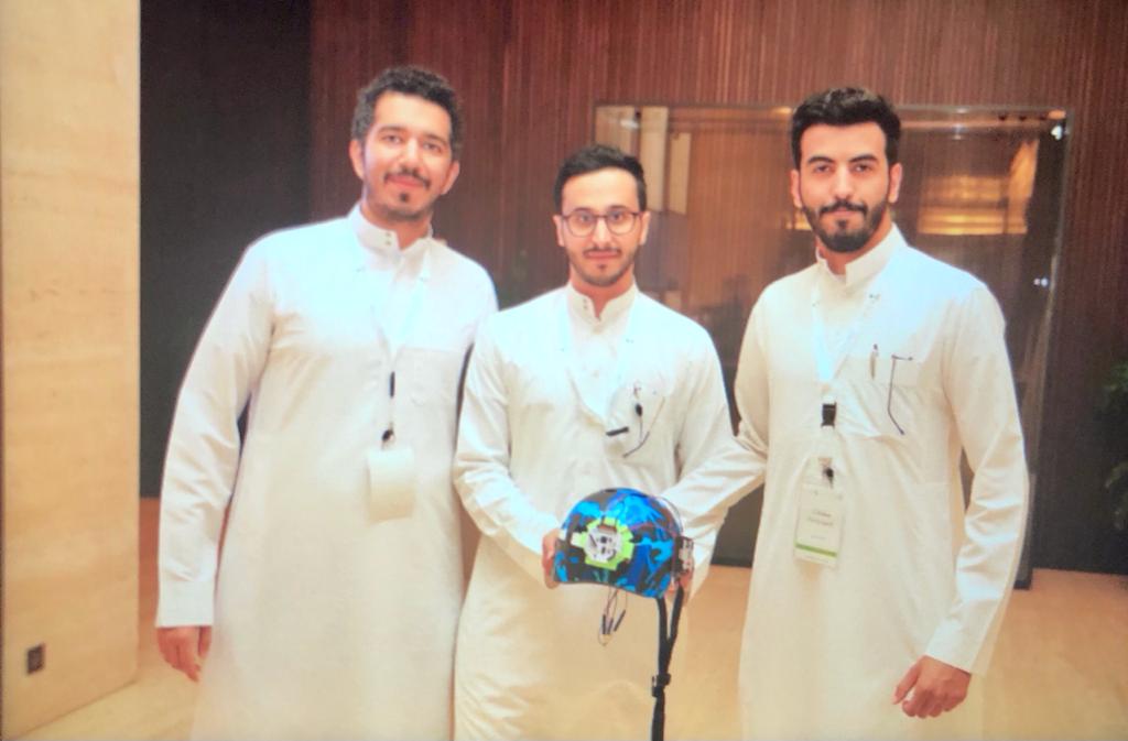 4 سعوديين يخترعون خوذة ذكية لخدمة مرضى الشلل التام